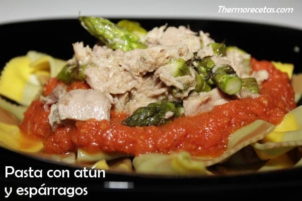 Pasta con salsa de tomate casera, espárragos y atún