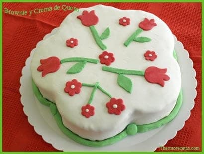 Tarta brownie con crema de queso