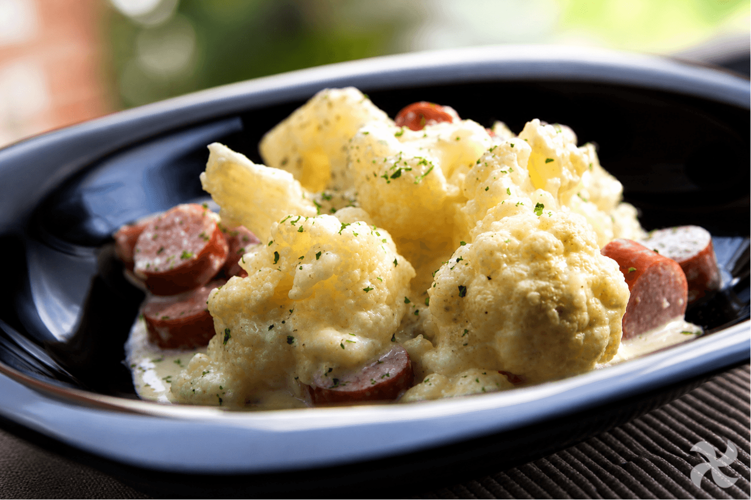 Coliflor con salchichas y salsa de queso
