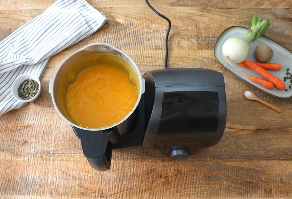 Robot de cocina con crema de calabaza y zanahoria
